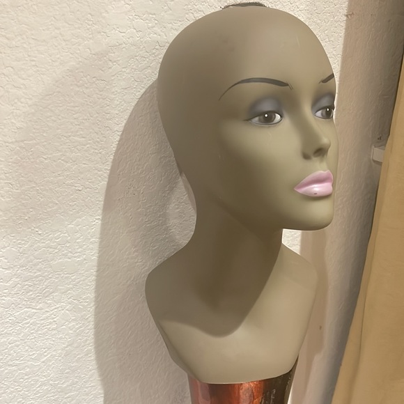 Mannequin - Picture 2 of 7